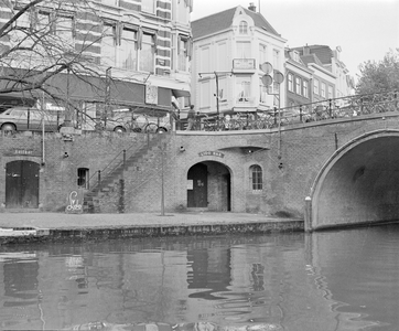 882252 Gezicht op de ingang van de Lido Bar (Oudegracht 136 aan de Werf) te Utrecht, met rechts de Bakkerbrug en op de ...